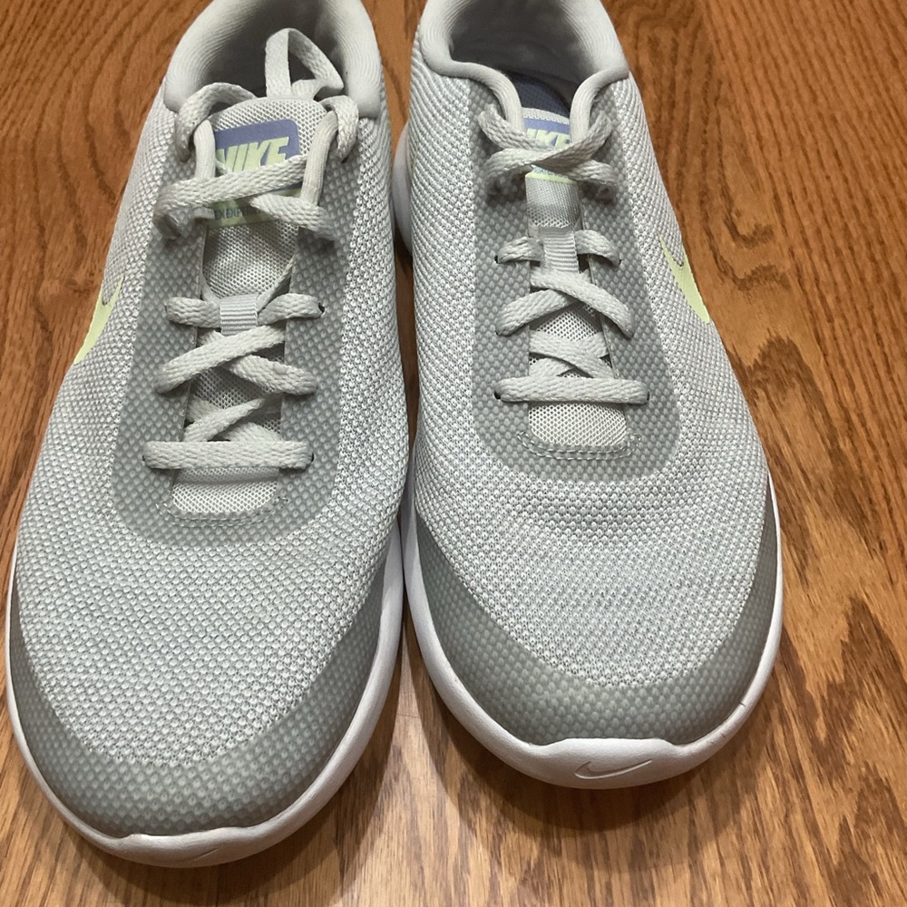 Nike women’s Flex Experience RN 7 running shoes Gray and Yellow Athletic Shoes - Picture 2 of 4